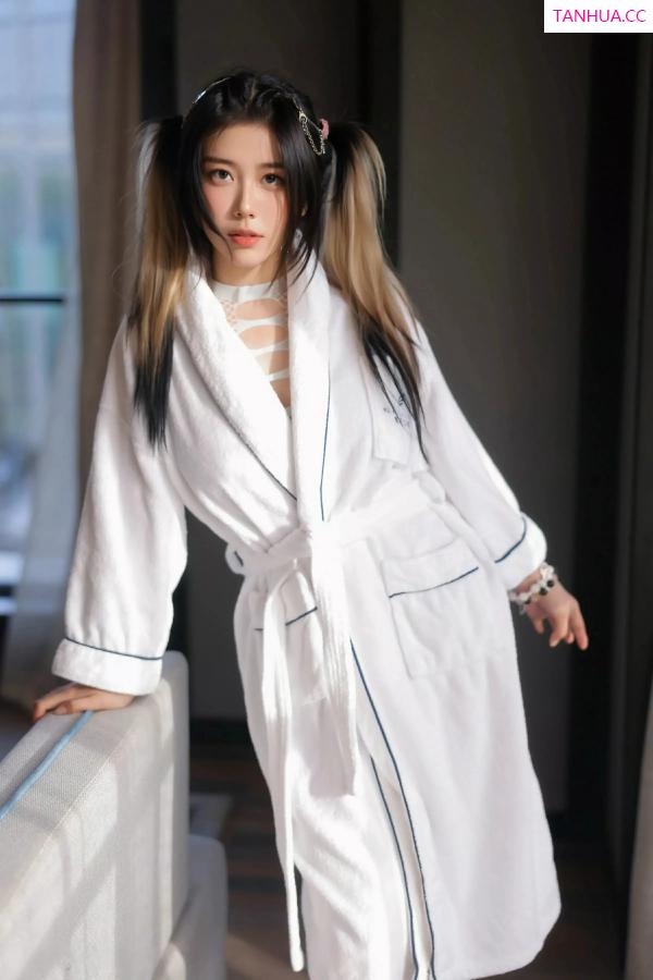 王女郎 Anglica Wang [XiuRen]高清写真图 2025.06.11 No.10394 诺诺Hsu 白色浴袍第3张图片